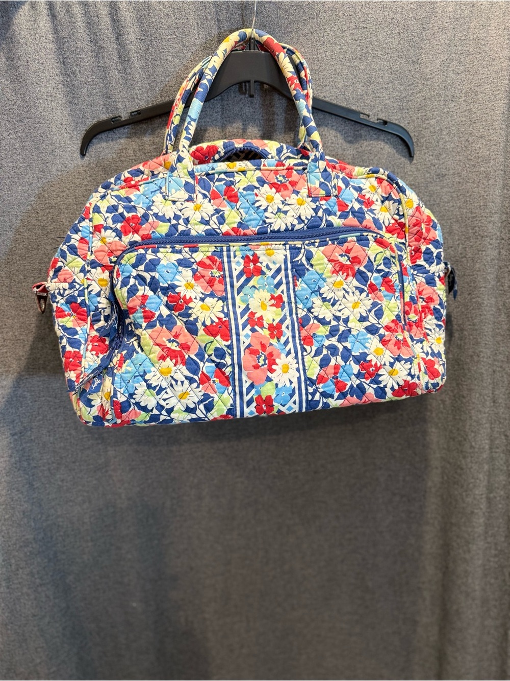 Vera Bradley Quilted Travel Bag “Summer Cottage” Pre-owned. Fair condition - Picture 5 of 12